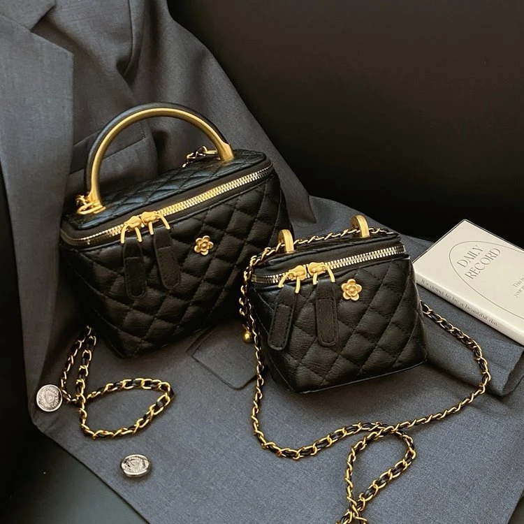 小香菱格链条包包女2025新款爆款高级感单肩小方包网红手提水桶包