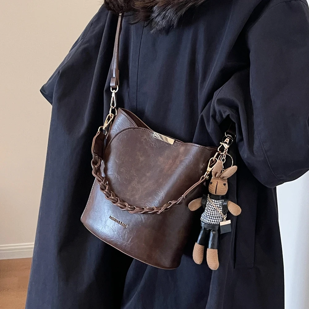 复古小众设计包包女士2024新款高级质感百搭斜挎包爆款手提水桶包