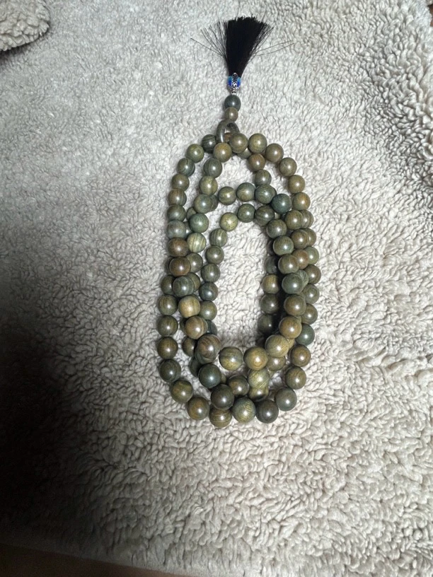 精品绿檀木卡1.2。108颗珠子可以盘玩可以佩戴