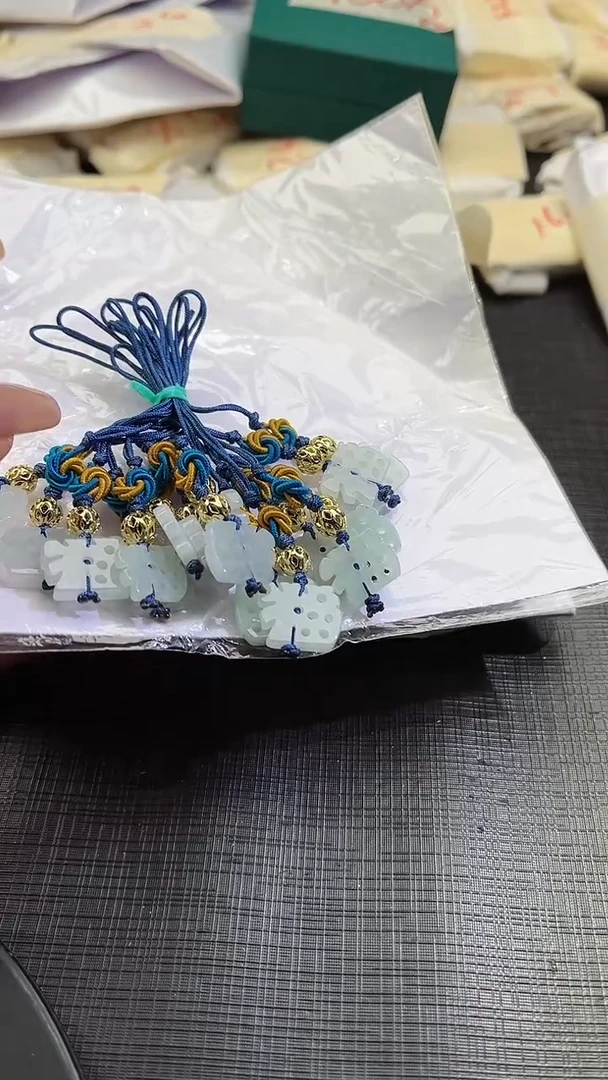 【闪购商品】翡翠颈饰未镶嵌100651902 随机发仅一件