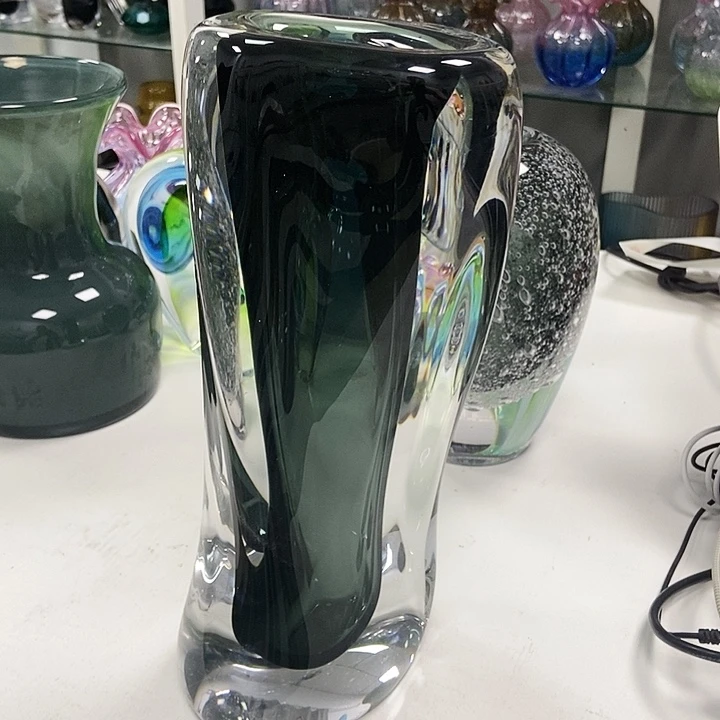 灰蓝色琉璃花瓶摆件黑色