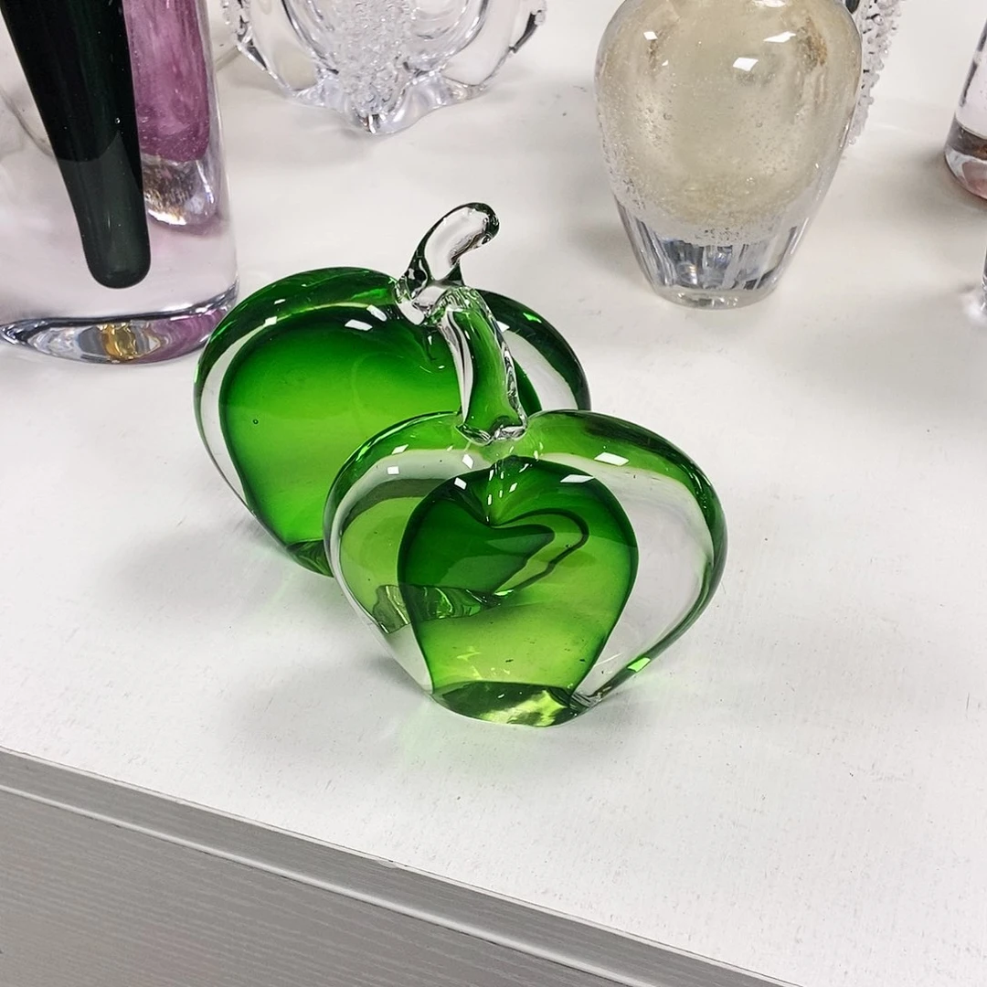 徐两个琉璃花瓶苹果
