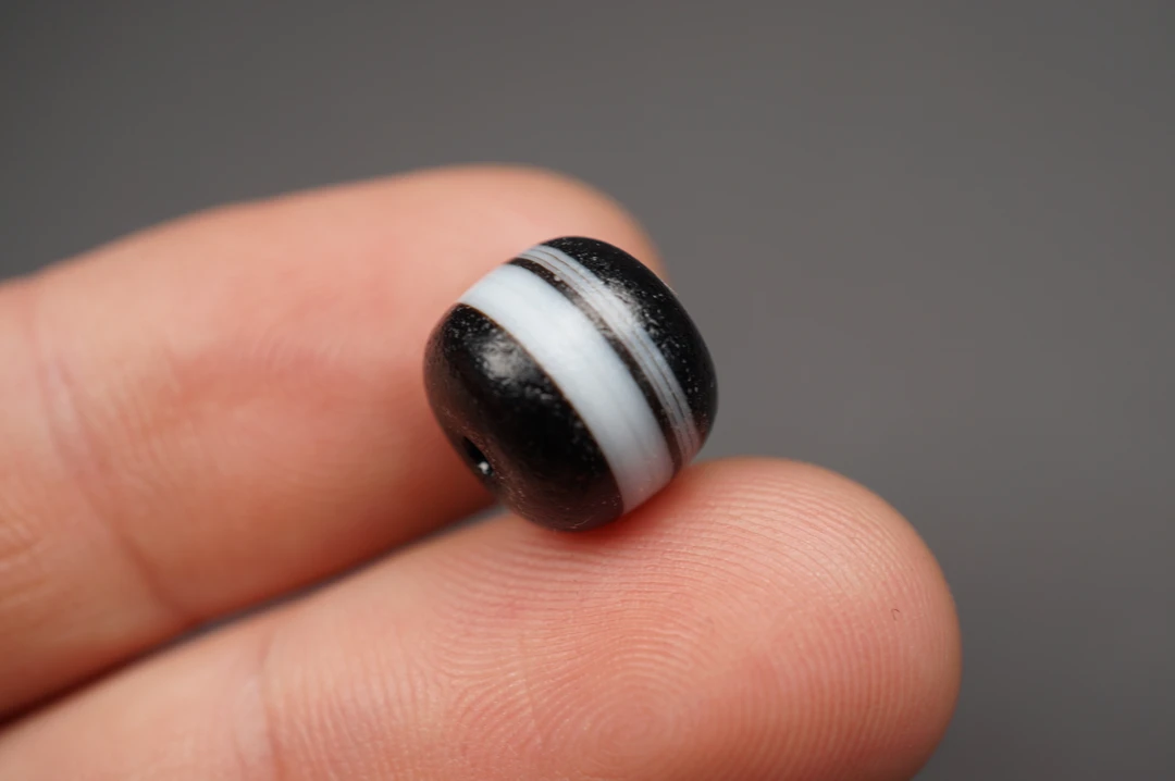 几十年 西亚天然黑白缠丝老玛瑙珠子D461