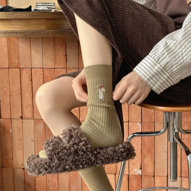 刺绣中筒女袜韩版秋冬保暖高级女孩抗起球ins风时尚设计款袜子