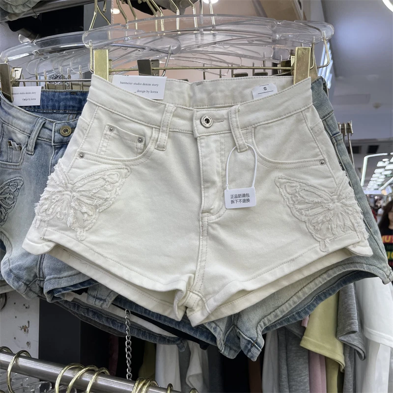 设计感蝴蝶杏色牛仔短裤女2025夏季新款显瘦性感辣妹包臀a字热裤