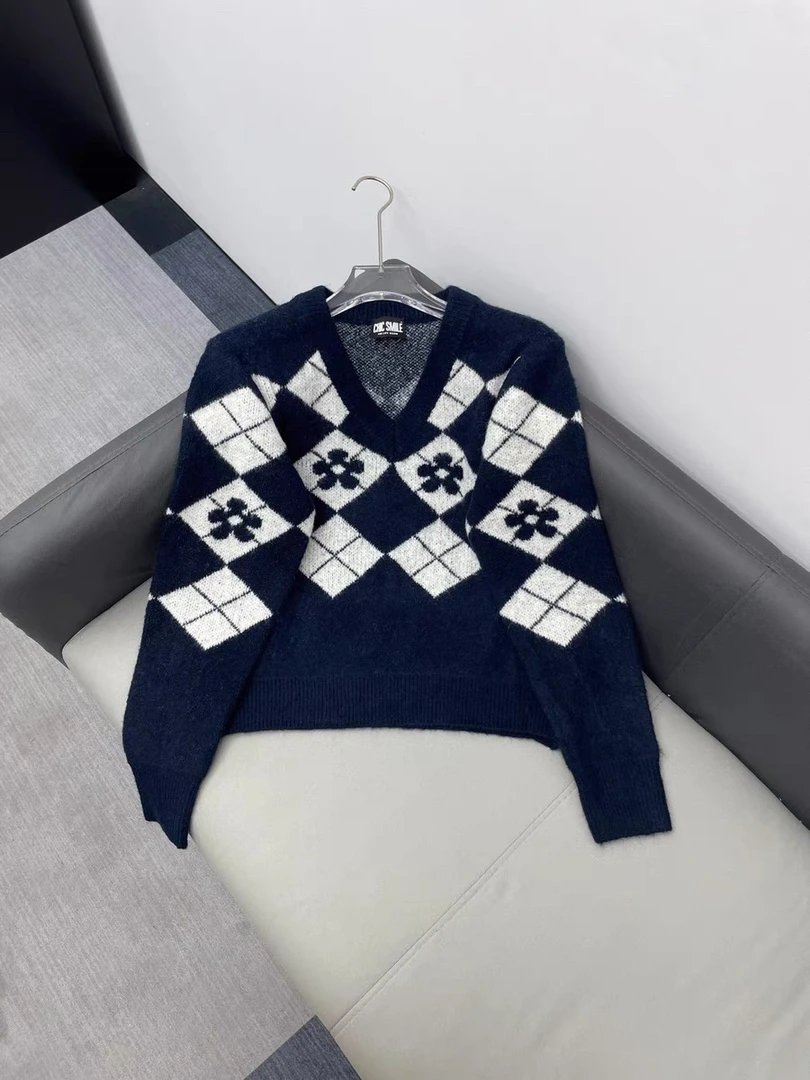 深圳MMOUHUO新款复古菱形格V领套头针织毛衣