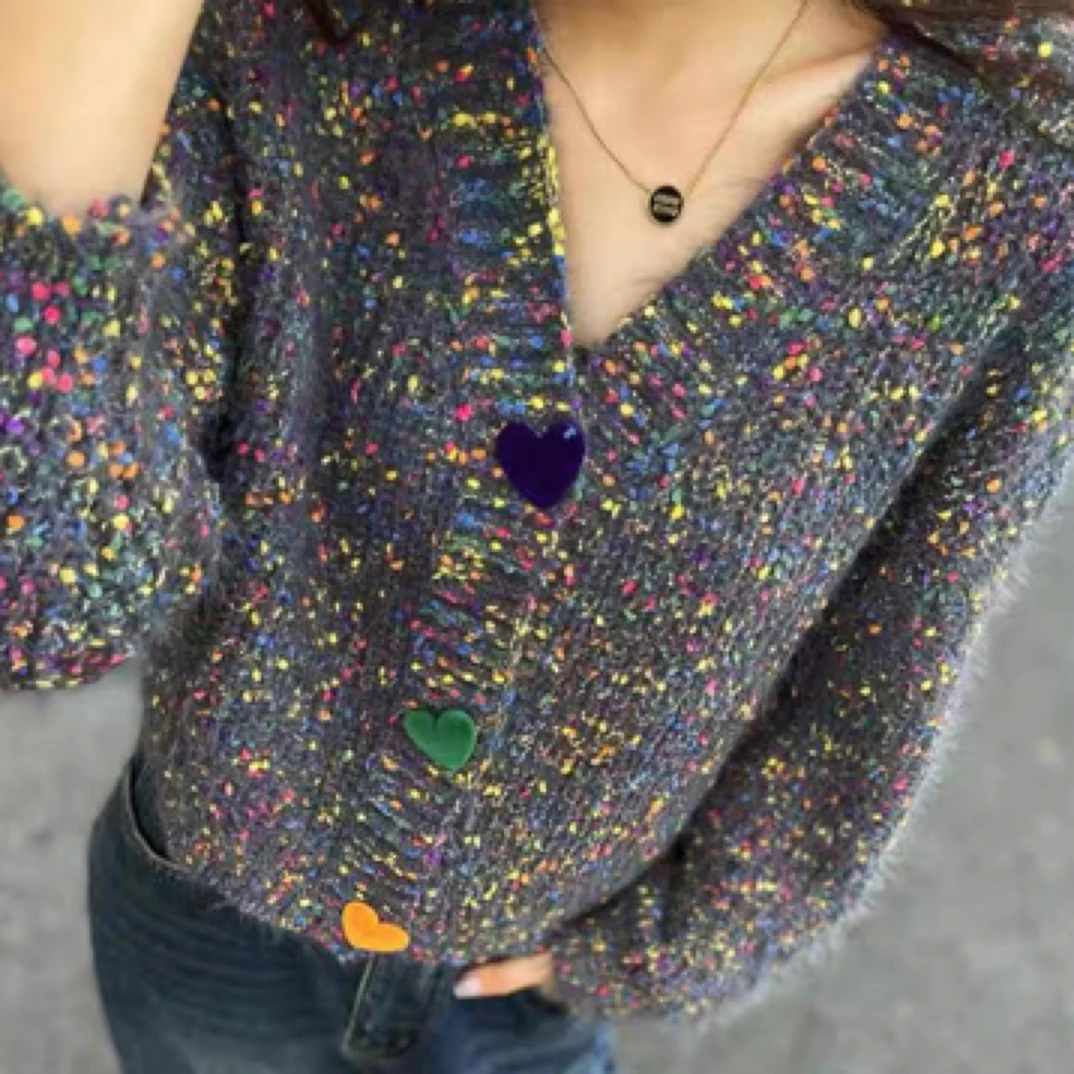 深圳MMOUHUO新款V领立体拼色爱心纽扣点缀毛针织衫