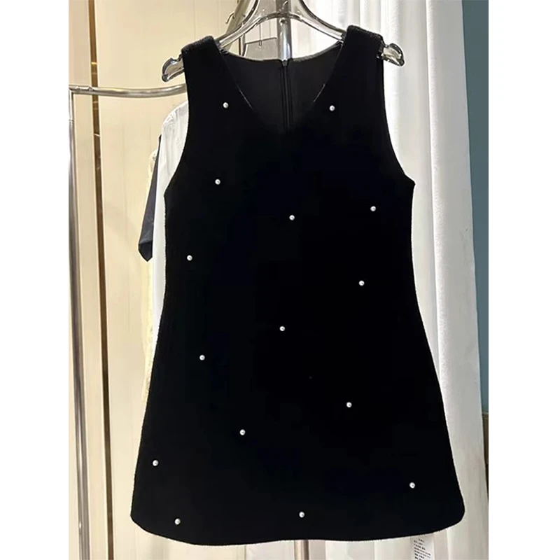 2024秋冬季女新款韩版超好看宽松v领法式显瘦珍珠无袖背带连衣裙