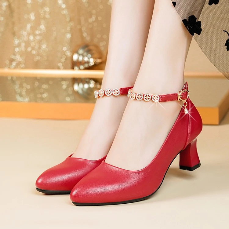 新款软底红色妈妈鞋圆头单鞋真皮尖头舒适浅口钻链百搭女鞋一字带