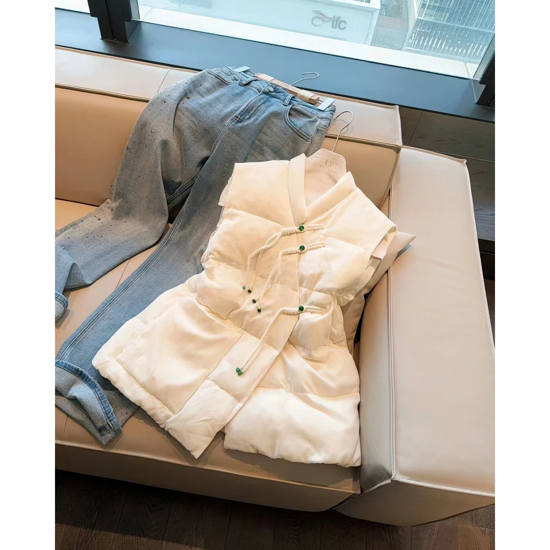 秋冬时尚重工丝绒舒适柔软盘扣斜襟流苏国风马甲搭配牛仔裤套装