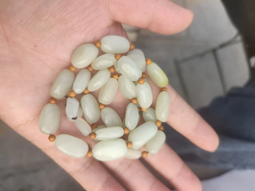 和田玉项链色泽鲜艳