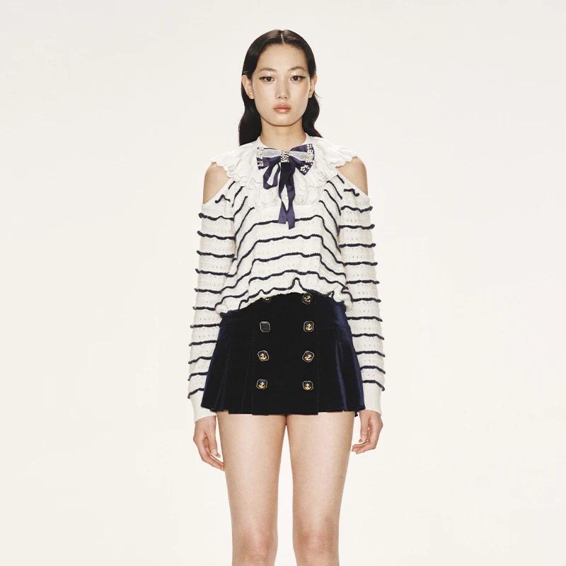 LE FAME/拉飞姆秋季蓝白条纹蝴蝶结荷叶领露肩针织上衣