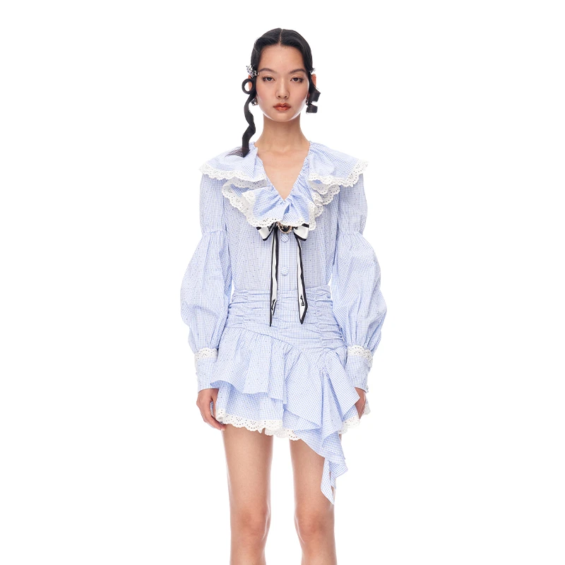 LE FAME/拉飞姆春季蓝白格V领浪漫烫钻轻松版白边衬衫