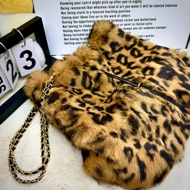 秋冬季洋气轻奢高级感小众单肩豹纹兔毛整皮包女2024新款腋下包