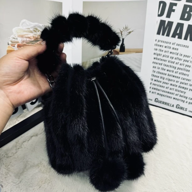 新款水貂毛小水桶黑色水貂加革条包包女皮草包轻奢百搭斜跨手拎包
