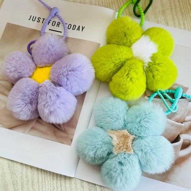 真獭兔毛可爱小花包包挂件2024年新款毛毛花朵汽车钥匙扣玩偶公仔