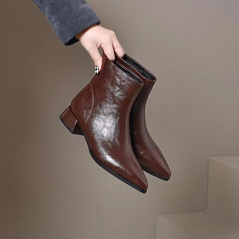 2025新款小短靴中跟真皮春秋单靴粗跟冬季加绒软皮尖头棕色女皮鞋