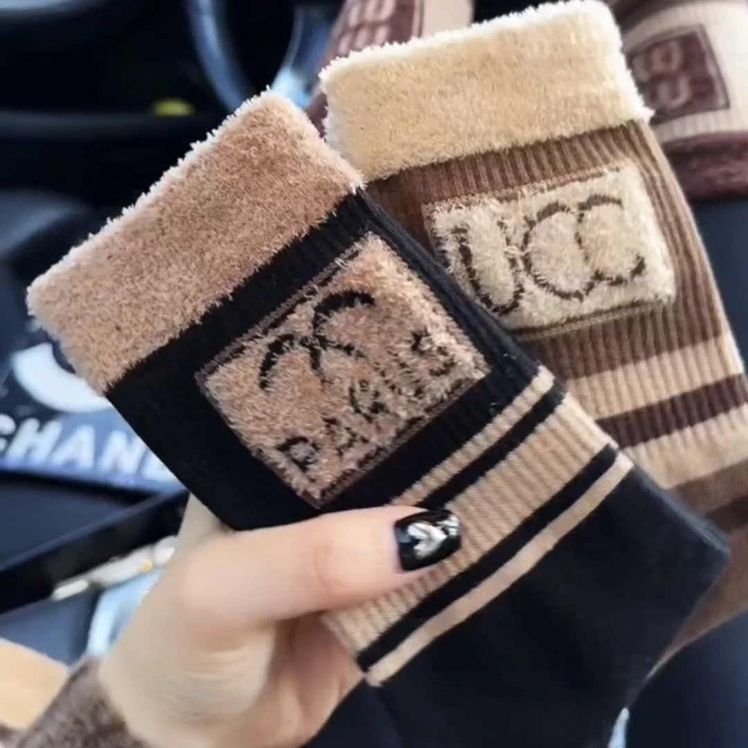 袜子女纯棉中筒袜ins潮秋冬季条纹网红毛绒字母外穿陪鲨鱼裤长袜