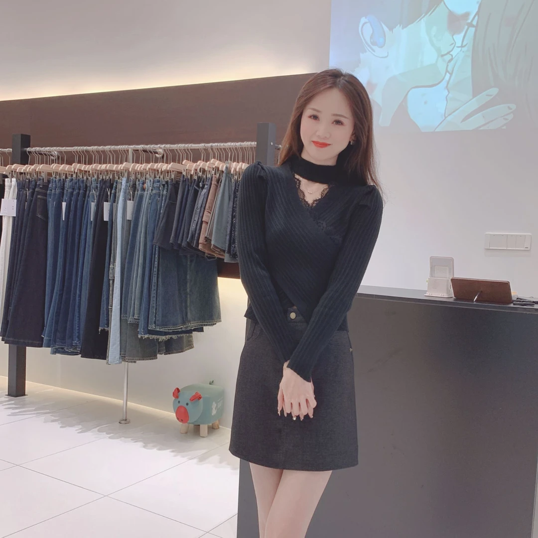 秋冬新款洋气小心机设计感挂脖露锁骨蕾丝拼接加厚显瘦长袖打底衫