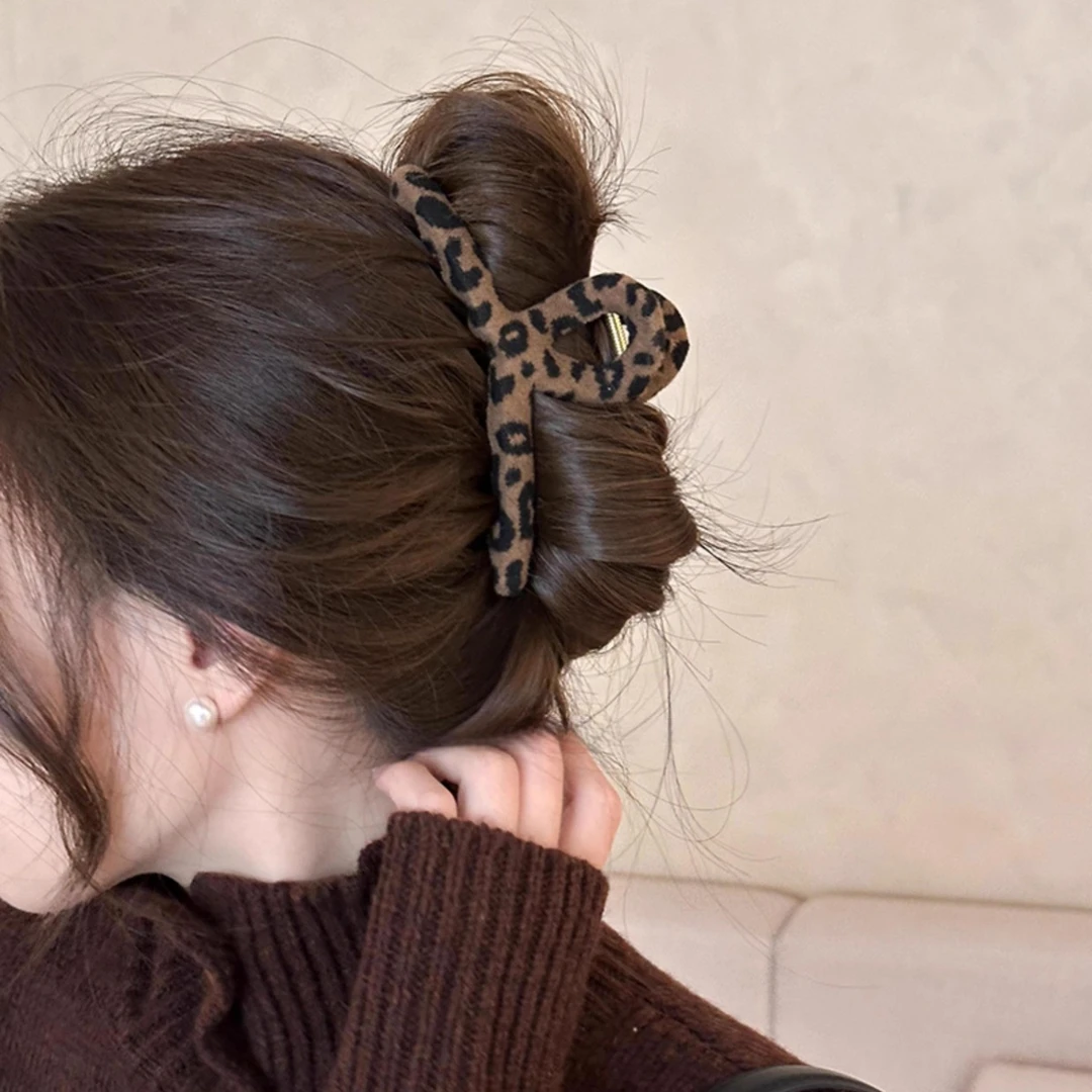秋冬交叉豹纹布艺抓夹女2025新款高级感鲨鱼夹后脑勺发夹盘发头饰