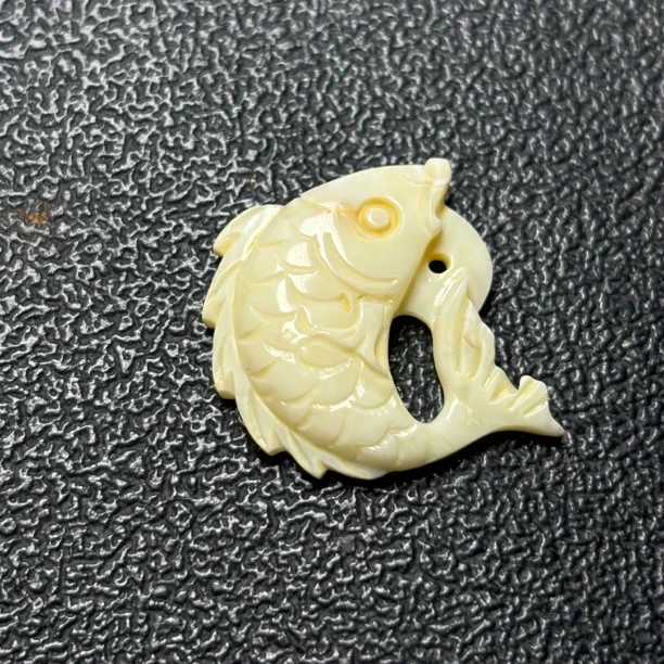 俄料白蜜鱼牌蜜蜡吊坠