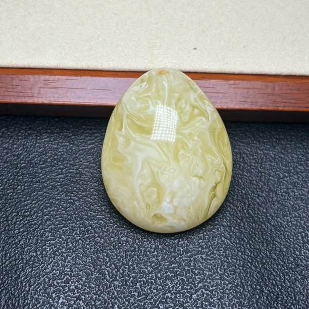 白花溶洞蜜蜡吊坠