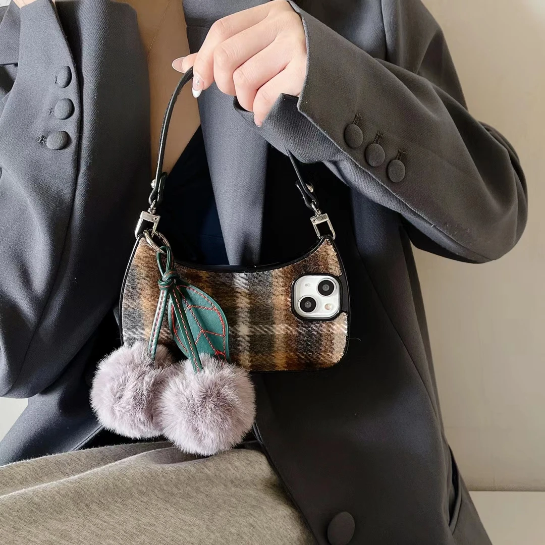 ins风秋冬创意复古毛呢手提月牙包手机壳苹果15pro仙女必备保护壳