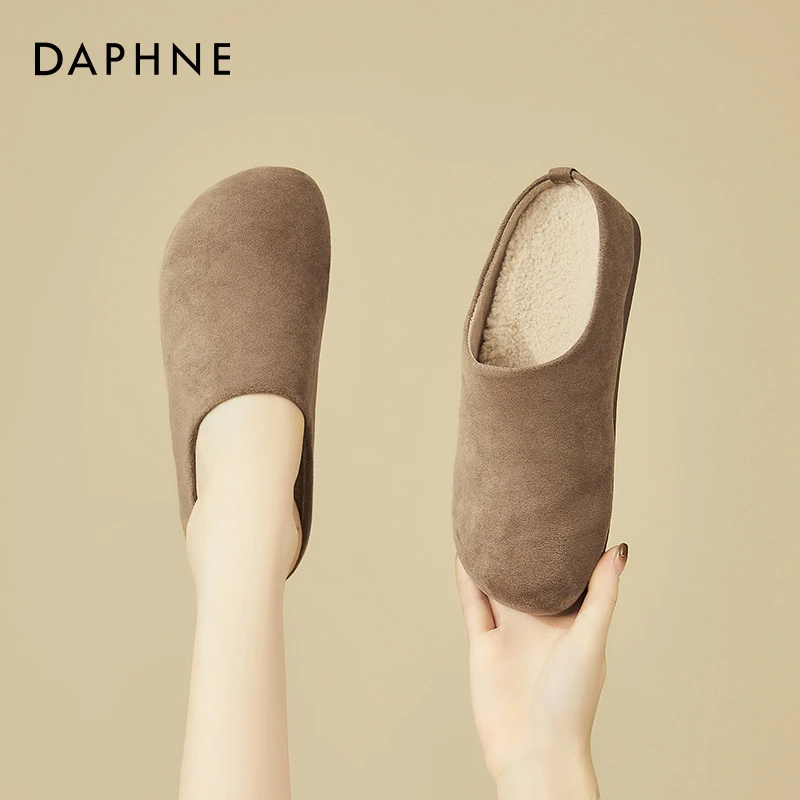 达芙妮包头半拖鞋女2025新款冬季平底加绒保暖勃肯鞋软底外穿棉拖