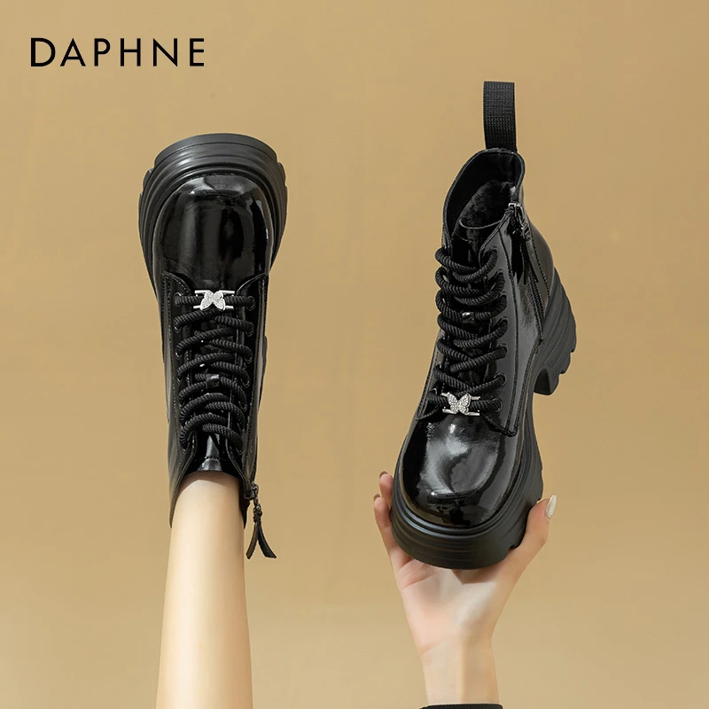 达芙妮厚底马丁靴女2024新款冬季加绒保暖皮靴子黑色漆皮增高短靴