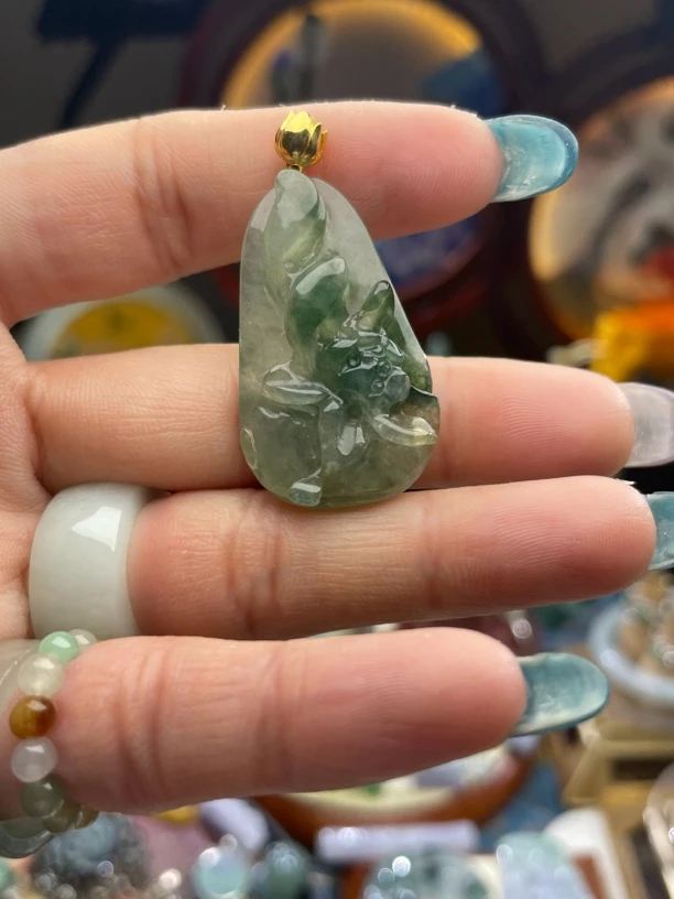 慎拍翡翠冰种晴水莲花特色件漏价