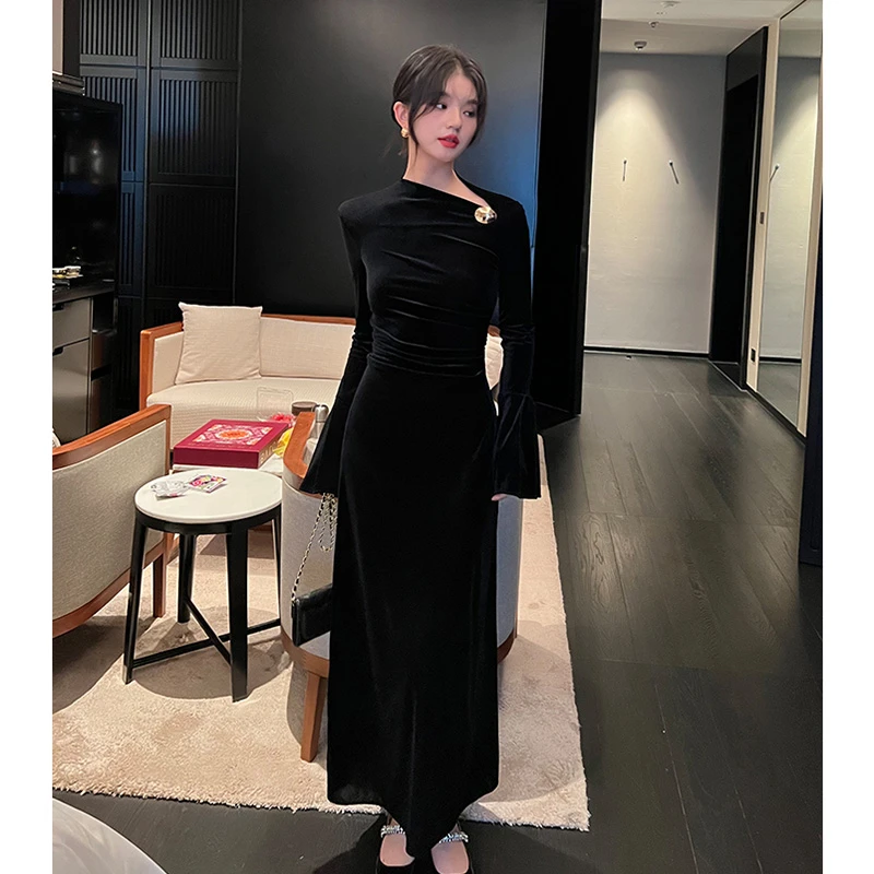 春秋显瘦连衣裙女款斜肩飞袖设计收腰气质高级感简约黑色礼服长裙