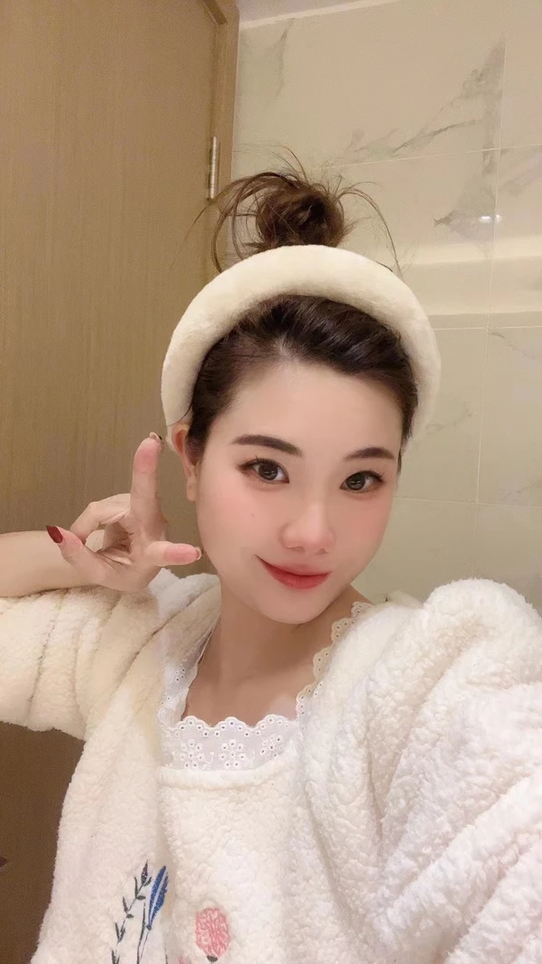 丽姐随机配饰一件