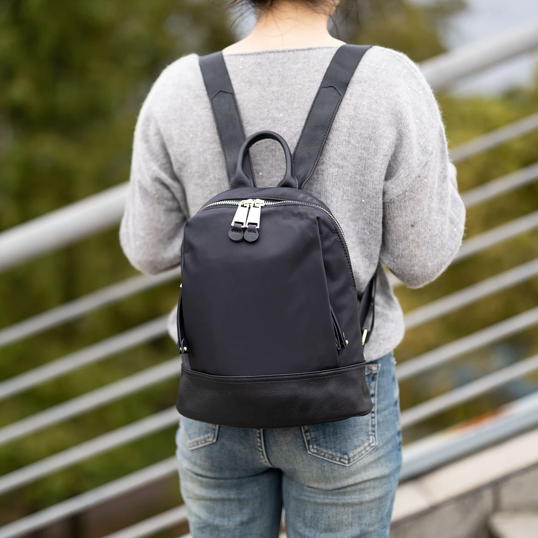 时尚新款双肩包百搭休闲背包多功能大容量韩版包包多隔层双肩包女