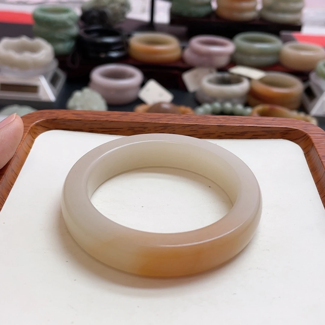 【闪购商品】石英质玉手镯未镶嵌小****?
