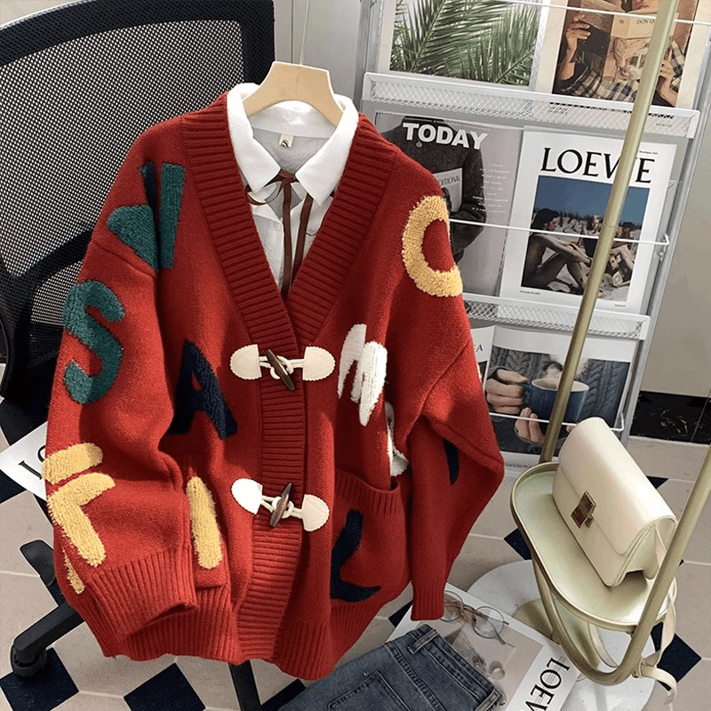 大码宽松慵懒风软糯毛衣外套女秋冬设计感V领牛角扣针织开衫1024