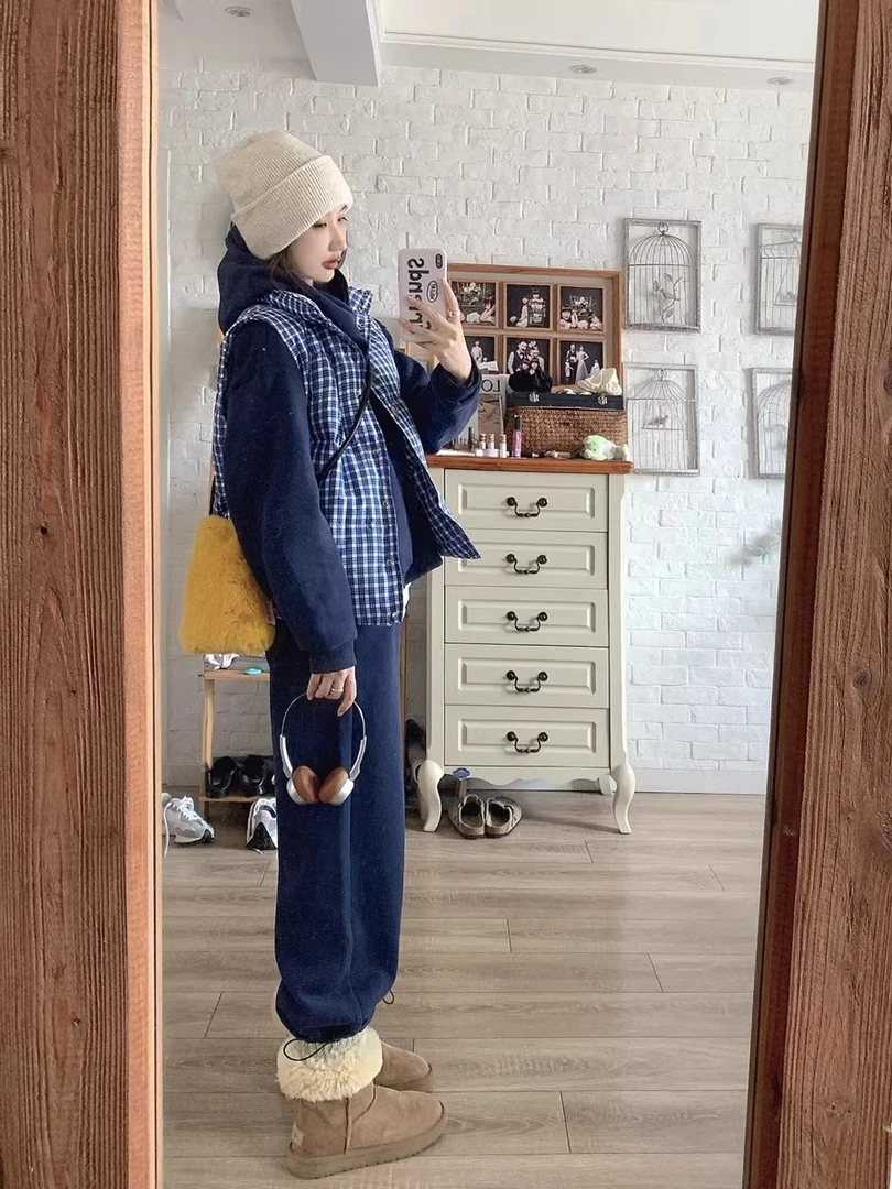 2024秋冬新款高级感穿搭格子马甲女搭配连帽卫衣休闲裤保暖三件套