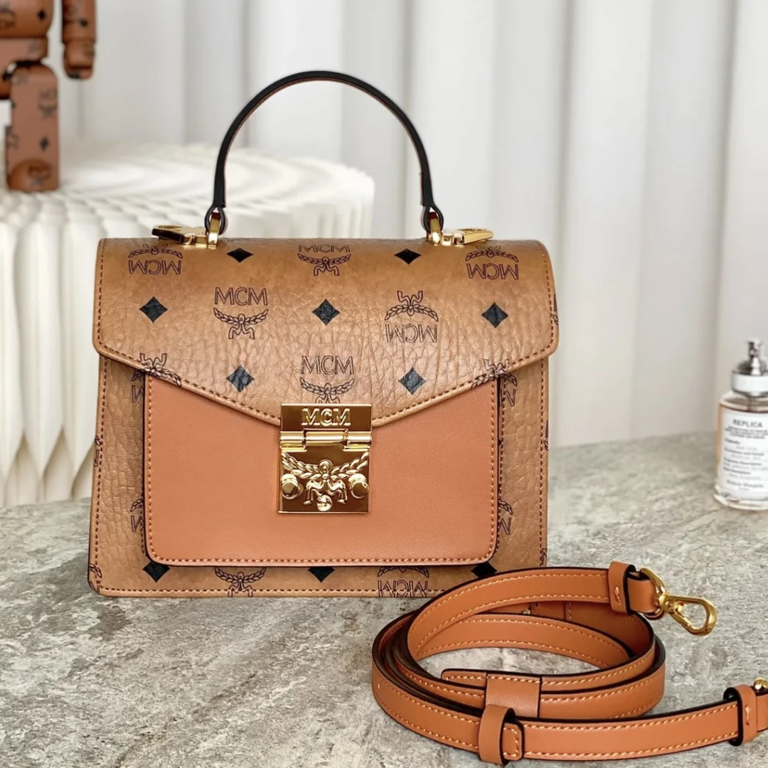 95新 MCM  XM/满印老花经典干邑色邮差风琴手提斜跨包/SJ10131251