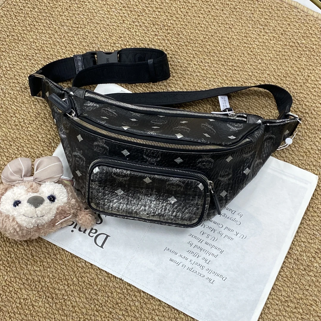 95新 MCM  XM/百搭黑银渐变印花时尚单肩斜挎包胸包/THSD11604011