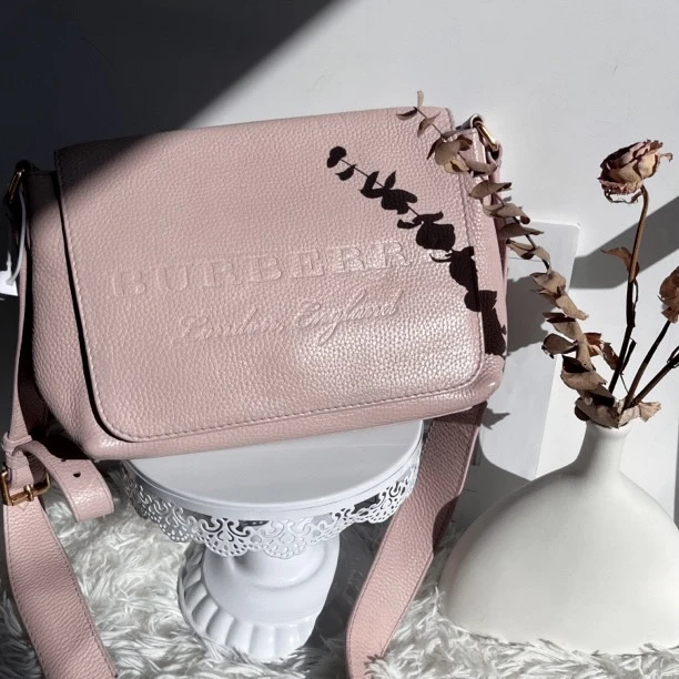 95新 BURBERRY/博柏利 XM/杏花粉暗印logo 单肩斜挎包/ZZ09515567
