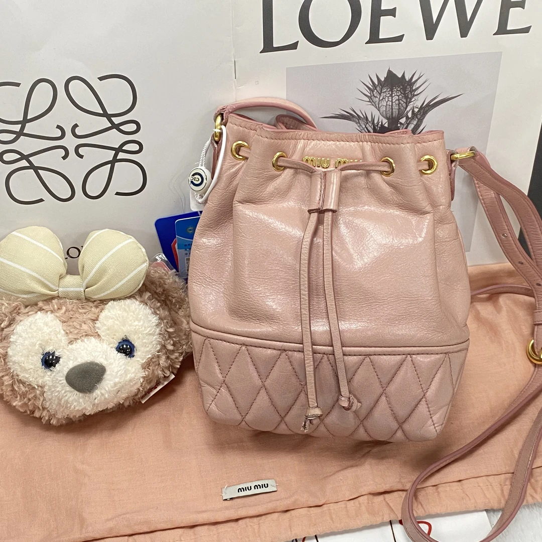 95新 MIU MIU/缪缪 XM/粉色金标时尚抽绳水桶斜挎包/AR10614013