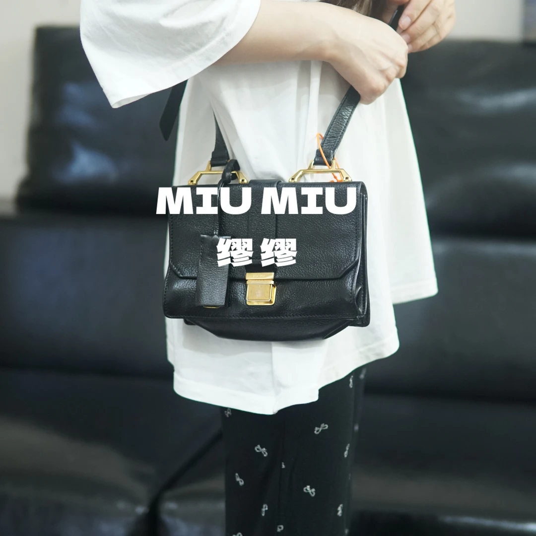 95新 MIU MIU/缪缪 miumiu/黑金翻盖斜跨包/BB09616010/6010
