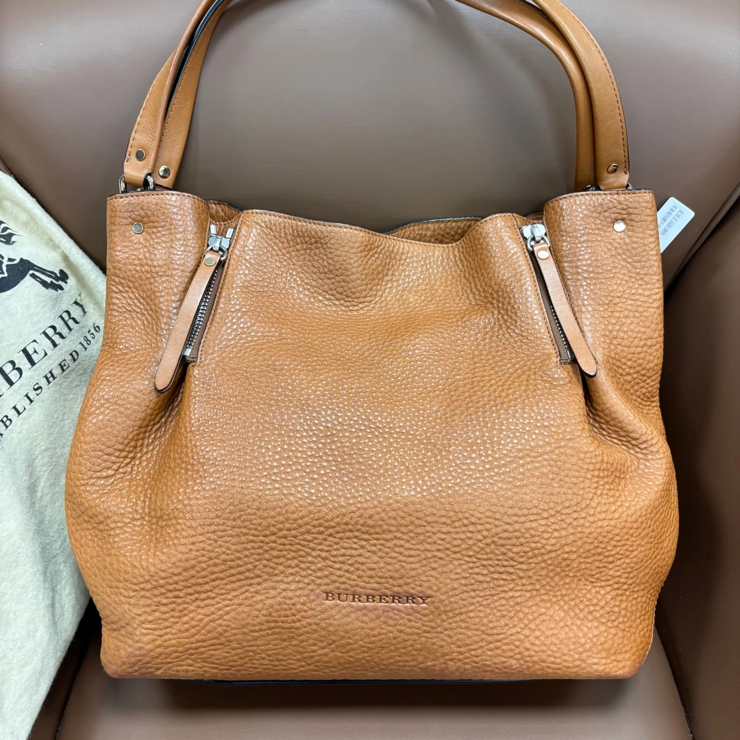 95新 BURBERRY/博柏利 XM/深秋棕荔枝纹购物袋水桶包/YZ10324501