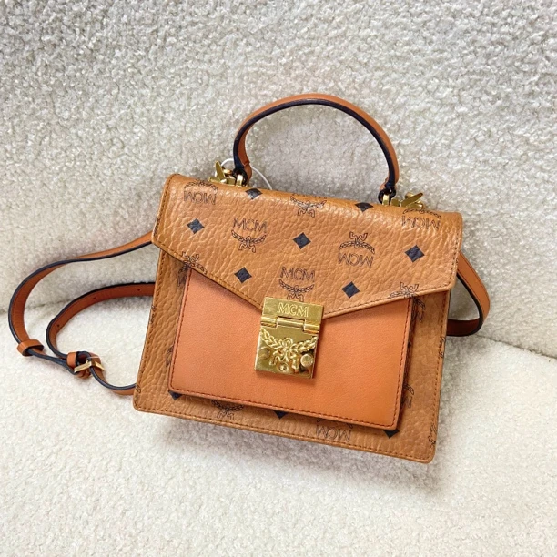95新 MCM  XM/干邑色满印老花邮差风琴手提斜跨包/FF09128167