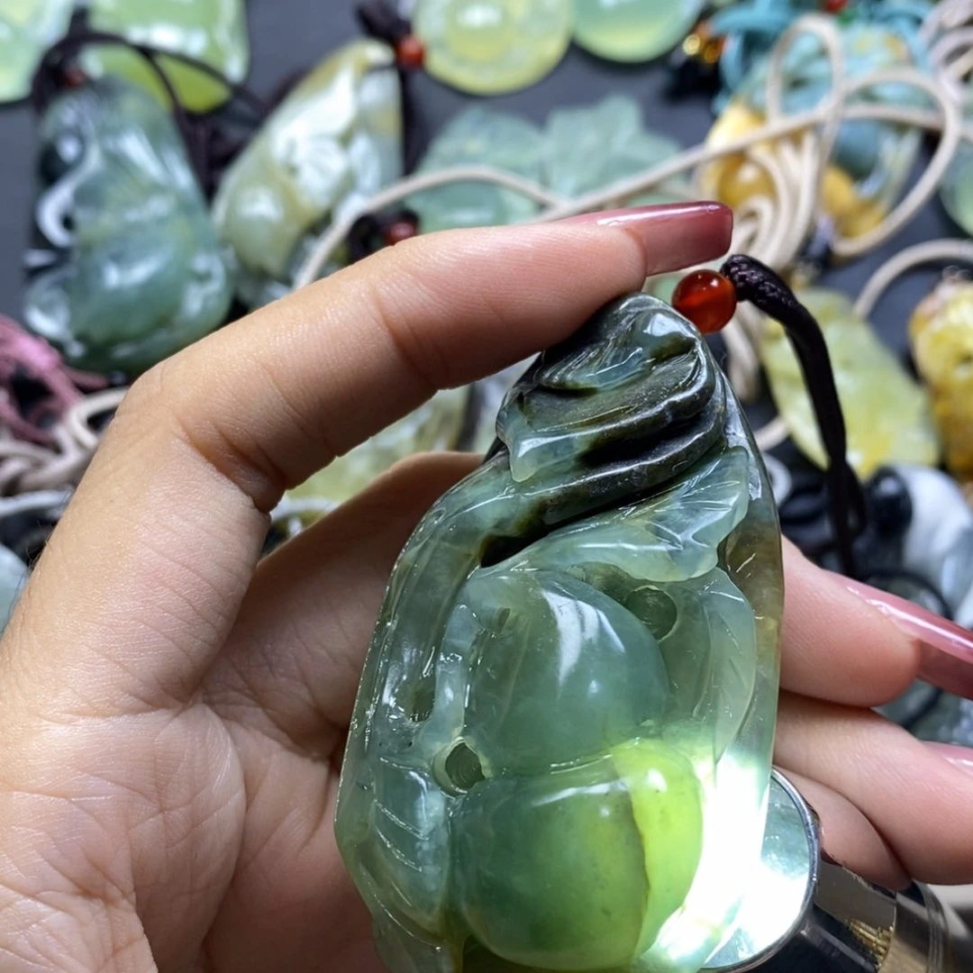 蛇纹石玉颈饰未镶嵌