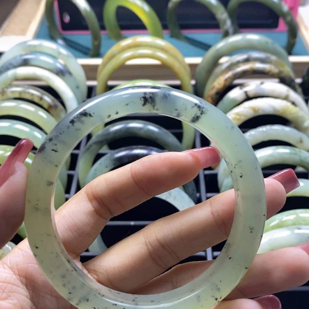蛇纹石玉手镯未镶嵌白****发