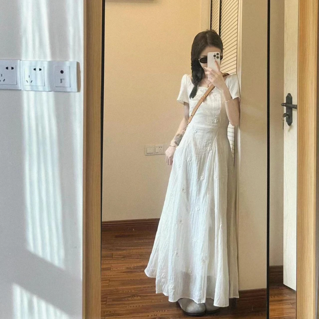 法式白色碎花刺绣方领连衣裙子女装2025夏季新款大方得体初恋长裙