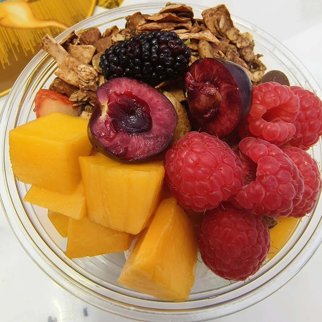 芒果双莓燕麦冷萃碗