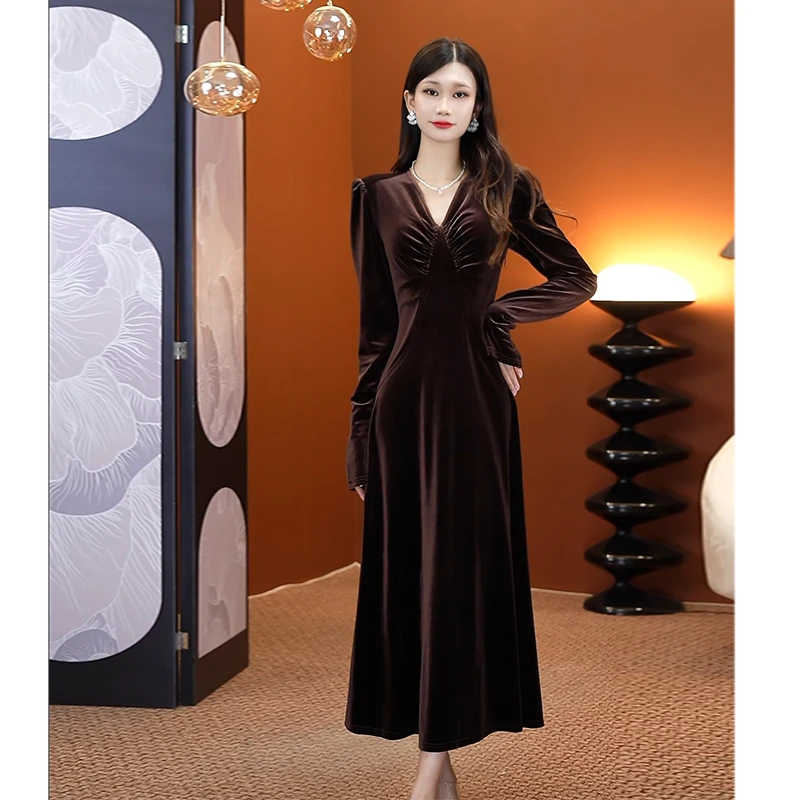 【文】气质丝绒连衣裙2024咖啡色秋冬加厚v领设计感遮胯显瘦2287