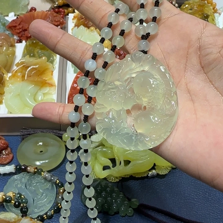 蛇纹石玉吊坠合金