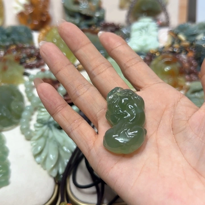 蛇纹石玉吊坠未镶嵌心***处